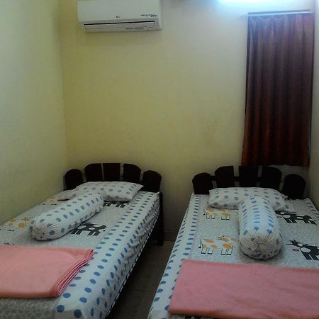 Imam Bonjol Hostel Semarang Esterno foto