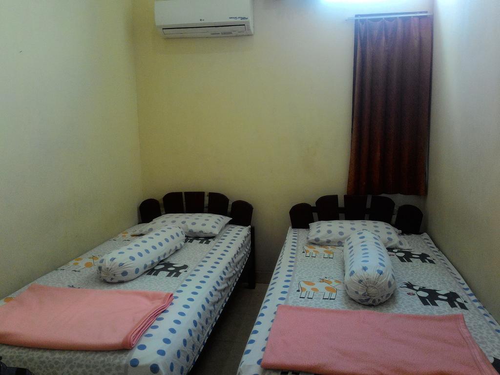 Imam Bonjol Hostel Semarang Esterno foto